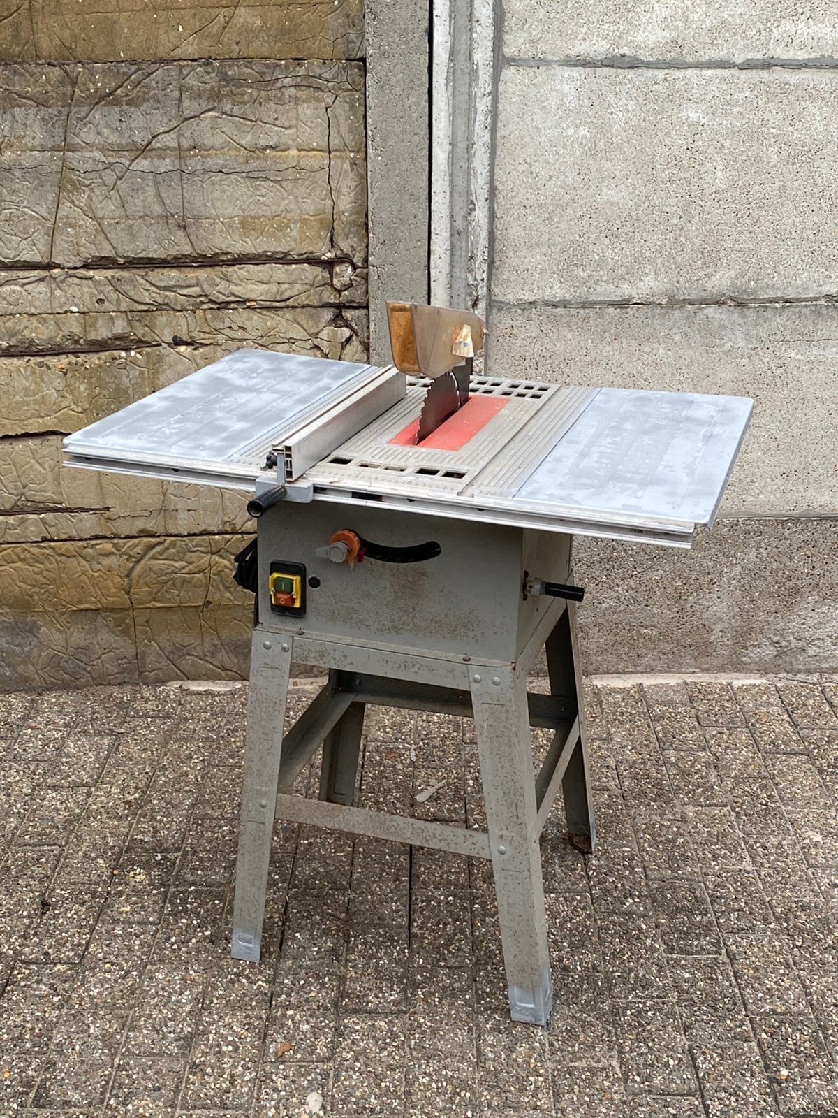 Grote zaagtafel / zaagmachine met geleider, Doe-het-zelf en Bouw, Ophalen, Zo goed als nieuw