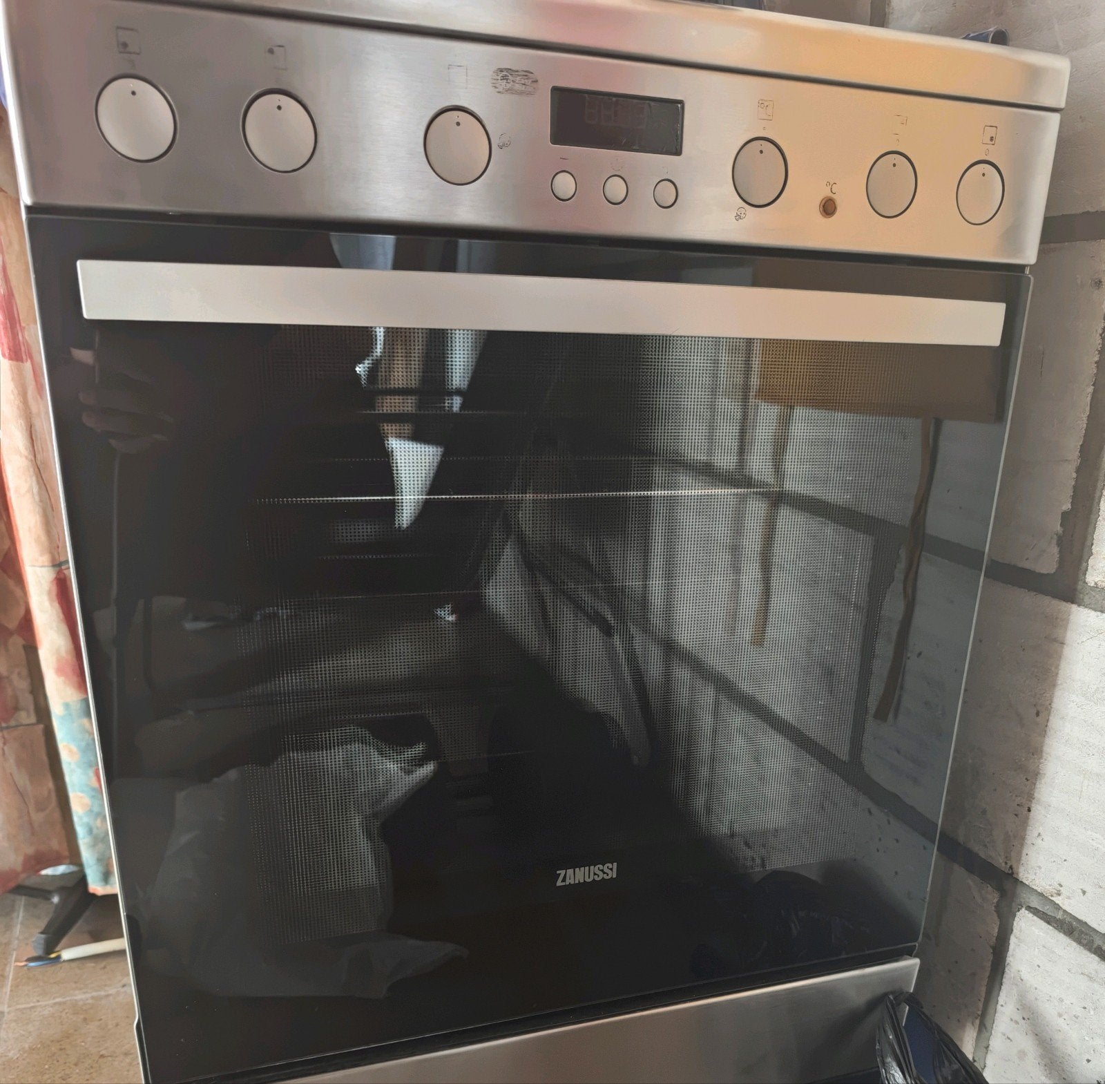 Four Zanussi avec plaque à induction, Classe énergétique A ou plus économe, 4 zones de cuisson, Plaque chauffante, Enlèvement