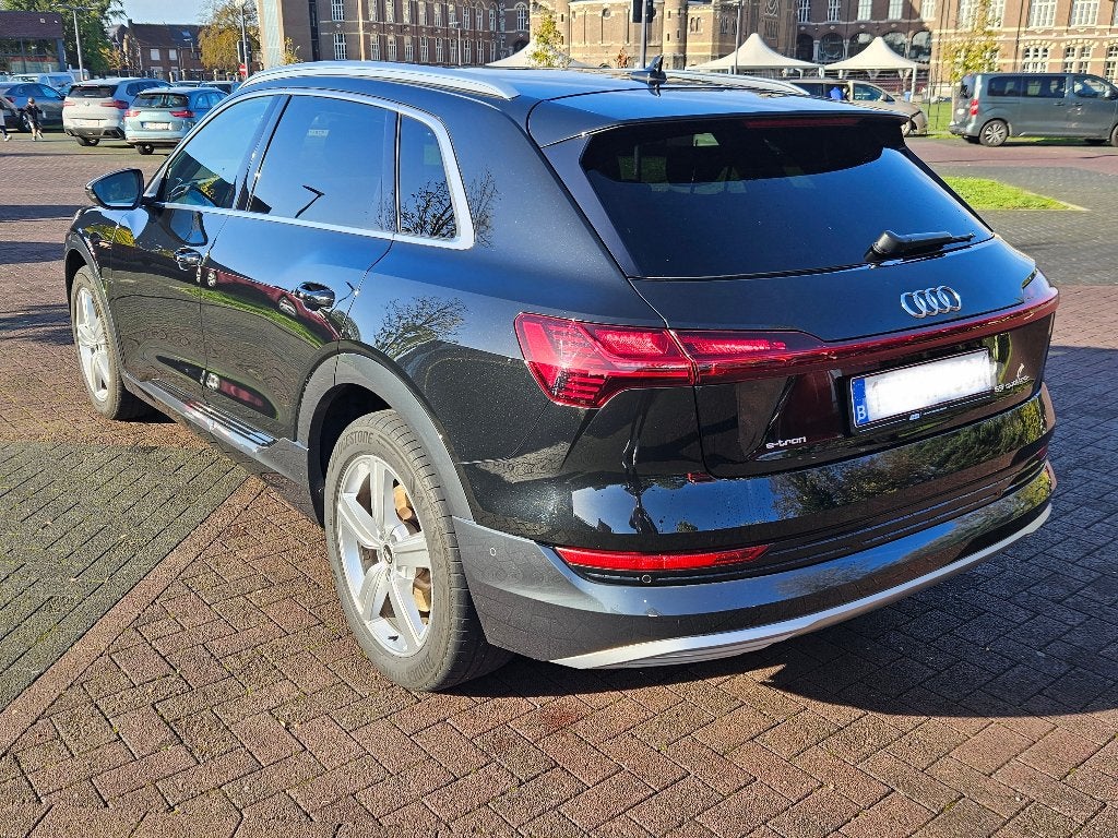 Audi Q8 e-Tron 55 Advanced Quattro, Auto's, Automaat, Dealer onderhouden, Zwart, Verwarmde buitenspiegels