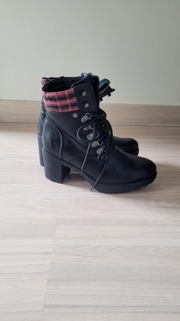Bottines noires à talon carré et fermeture éclair, Enlèvement, Comme neuf, Rouge, Boots et Botinnes