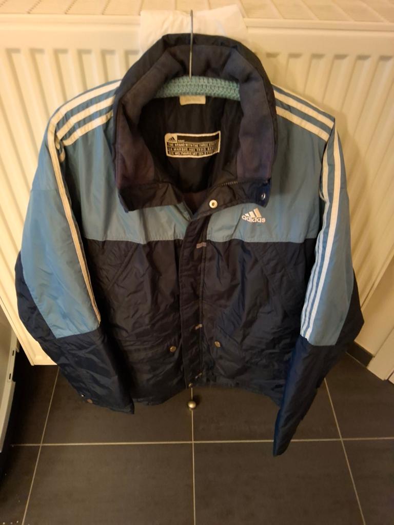 Winterjas Adidas, Enlèvement