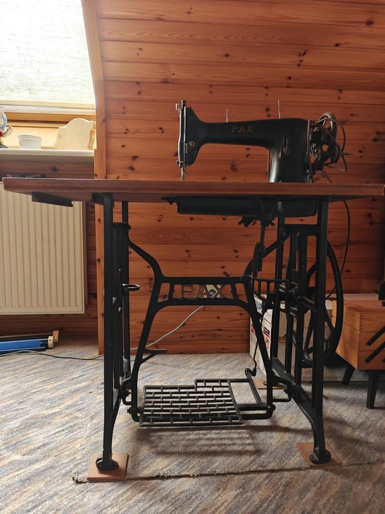Trapnaaimachine treadle - merk Pax, Antiek en Kunst, Ophalen