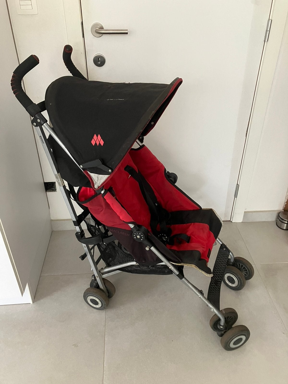 Maclaren Quest plooibuggy rood-zwart buggy, Ophalen of Verzenden, Gebruikt, Maclaren, Verstelbare rugleuning