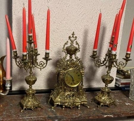 Klok met kandelaars, Enlèvement