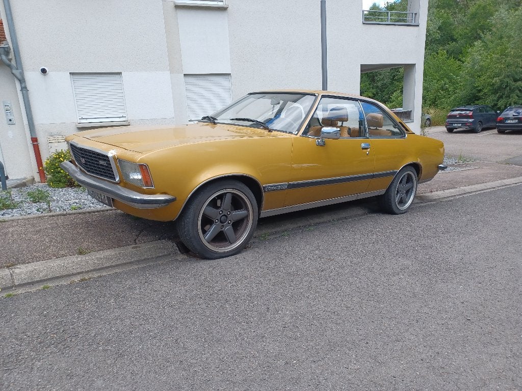 Opel Commodore B Coupé, Autos, Opel, Particulier, Autres modèles, Essence, Coupé, 2 portes, Boîte manuelle, Jaune, Beige, Cuir