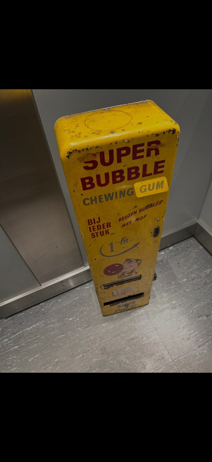 Oude kauwgom automaat bubble gum, Ophalen