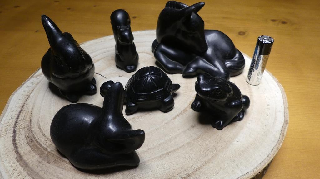 zwarte dierenbeeldjes, Ophalen