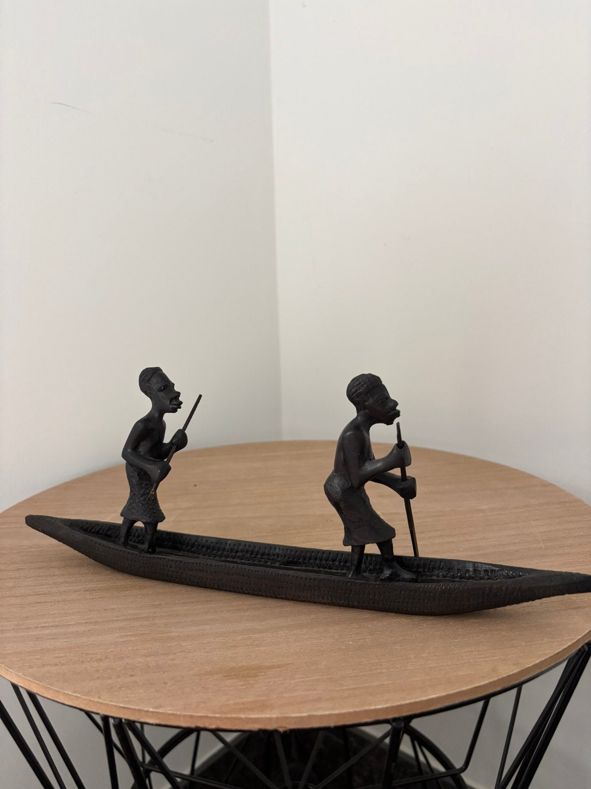 Afrikaanse kunst houten beeldjes op een boot, Ophalen