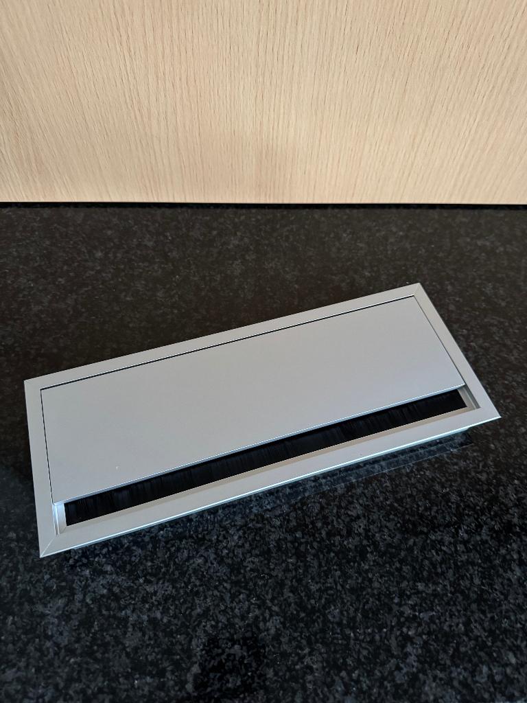 KABELDOORVOER ALU HETTICH MET KLEP EN BORSTELAFDICHTING, Enlèvement ou Envoi, Comme neuf, 250 mm ou plus, Autres types