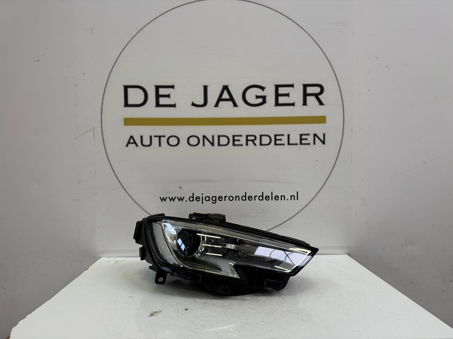 Phare avant droit LED au x non pour Audi A3 restyl e 8V09410, AUDI AG, Auto-Union-Strasse 1
85045  Ingolstadt, DE, Audi, Utilisé