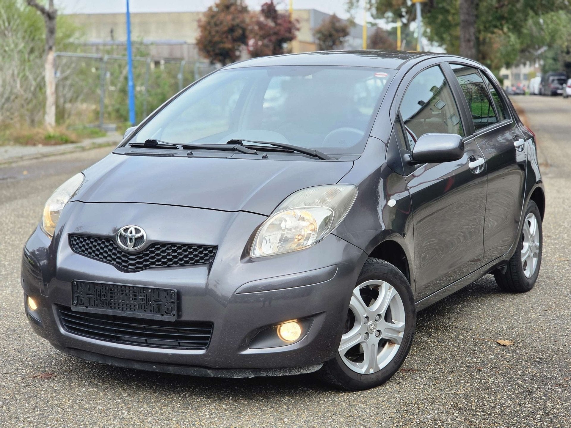 Toyota Yaris 1.3i VVT-i AUTOMAAT 12M GARANTIE AIRCO, Auto's, Automaat, Stof, Gebruikt, 4 cilinders