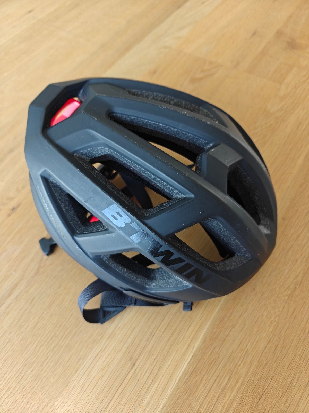 Casque de vélo B'twin 900 taille M (noir mat et résistant au, Vélos & Vélomoteurs, M, Enlèvement, Utilisé, Homme ou Femme