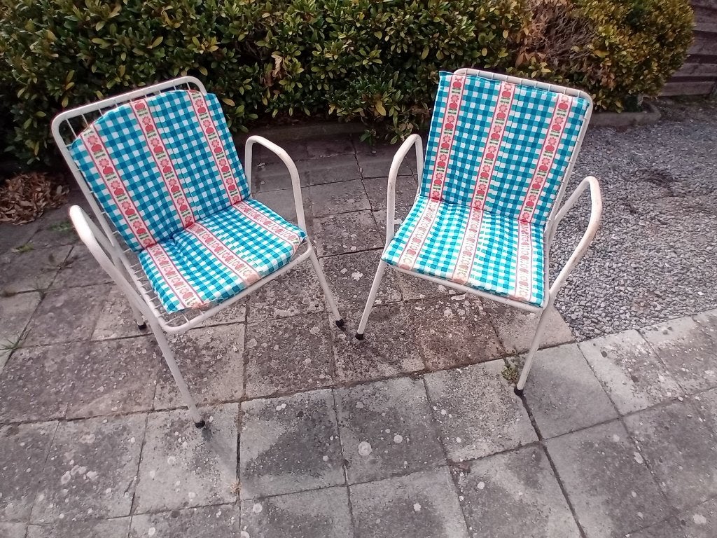 Twee tuinstoelen uit metaal met 3 bijhorende kussens, Ophalen, Gebruikt, Metaal, Stapelbaar