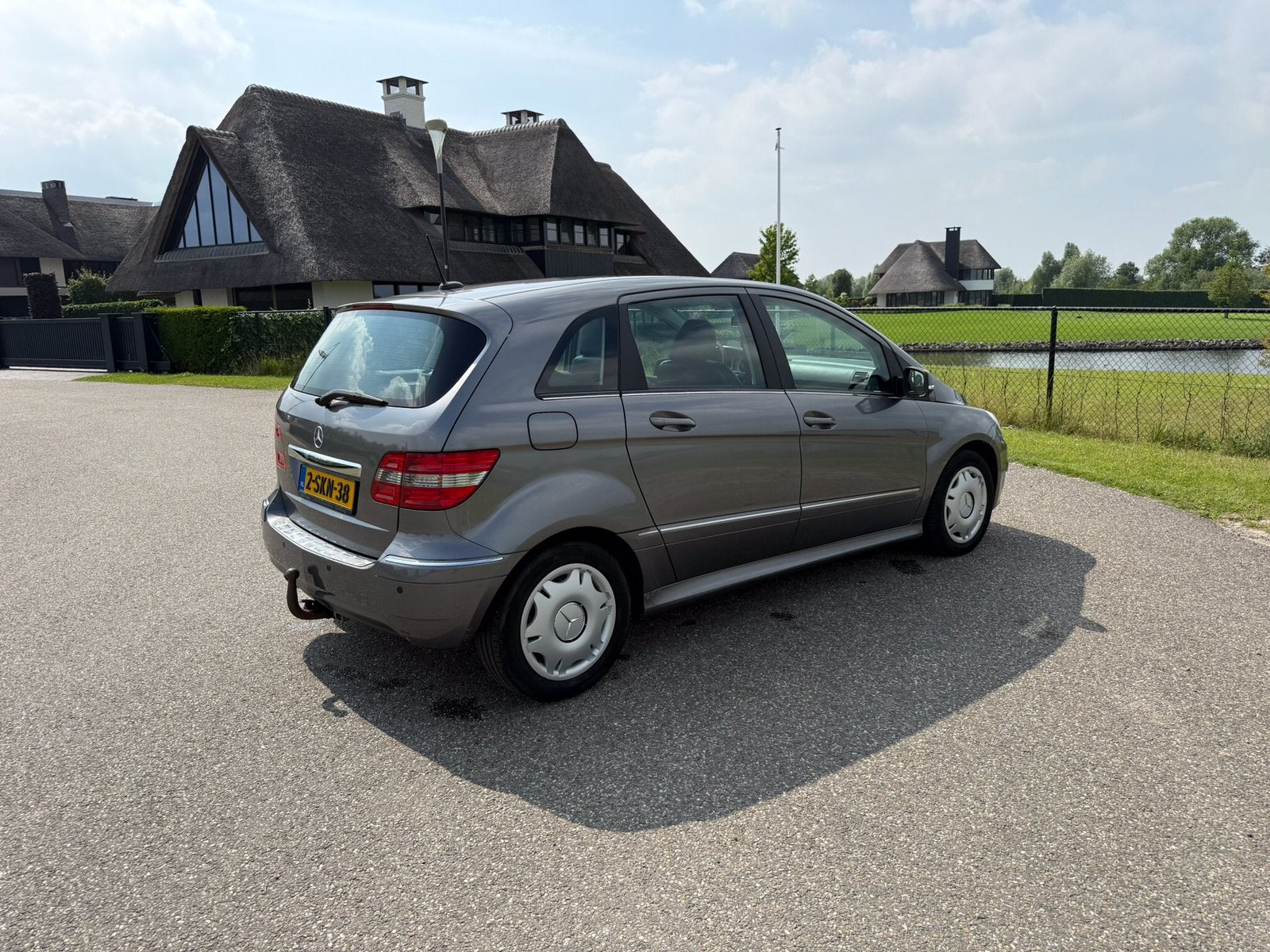 Mercedes B 180 CDI airco leder antraciet metallic, Auto's, Voorwielaandrijving, Euro 5, Zwart, 4 cilinders