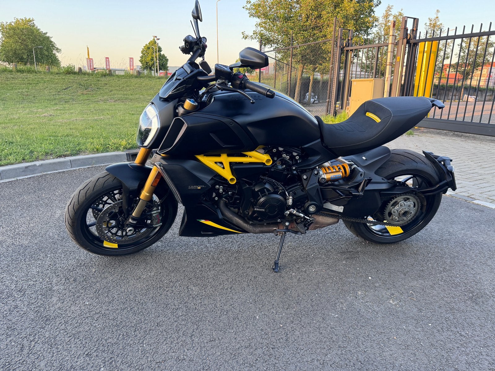 DUCATI DIAVEL 1260 S bj 2022 Black and Steel cruise control, Motoren, Motoren | Yamaha, Particulier, 2 cilinders, ABS, Cruise Control