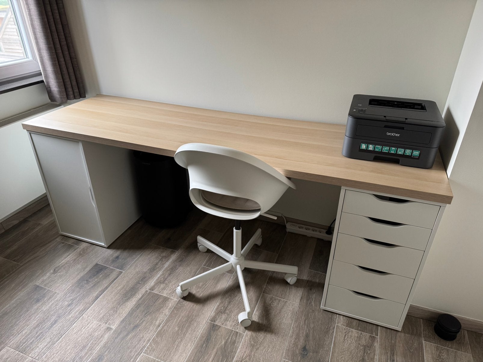 Bureau met bureaustoel, Maison & Meubles, Bureaux, Comme neuf, Bureau d'écolier, IKEA, Scandinave, Bois, Blanc, Avec tiroirs, Espace de rangement