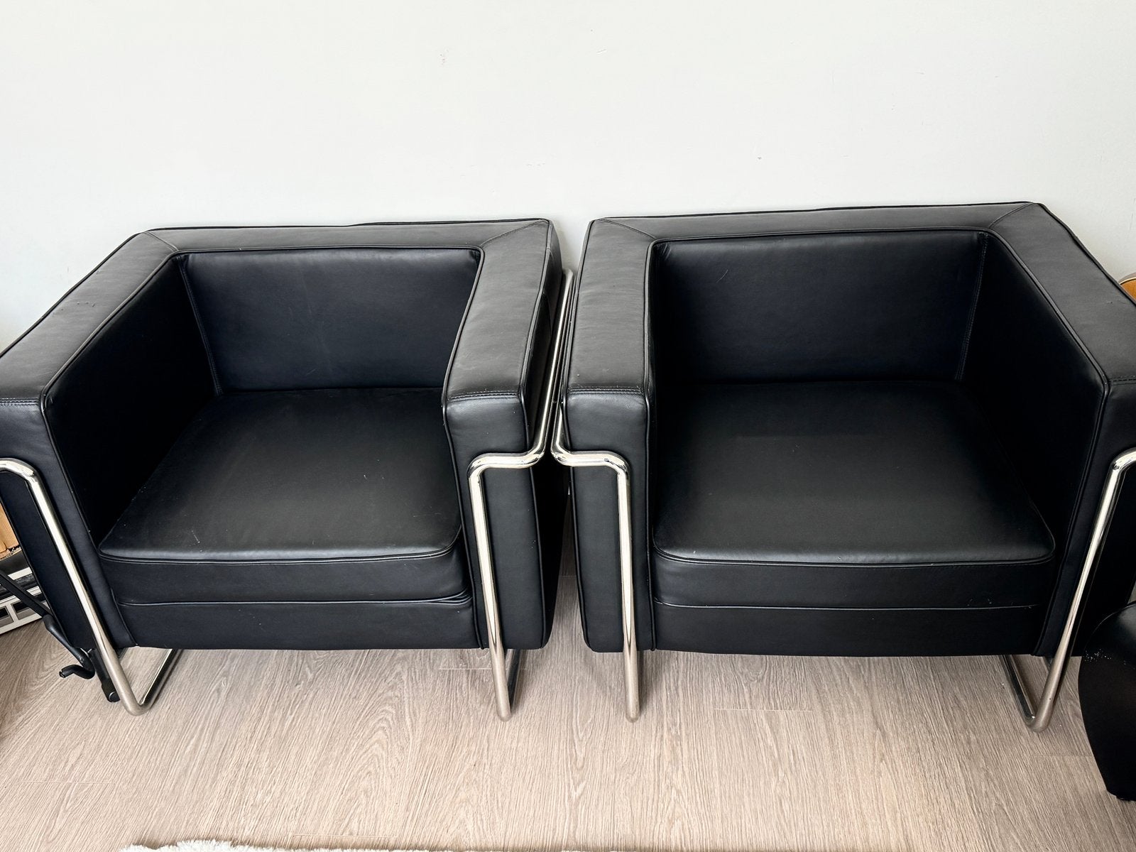 LC2 Fauteuils - Le Corbusier - Hoogwaardige Replica - Leder, Maison & Meubles, Enlèvement, Utilisé, Cuir