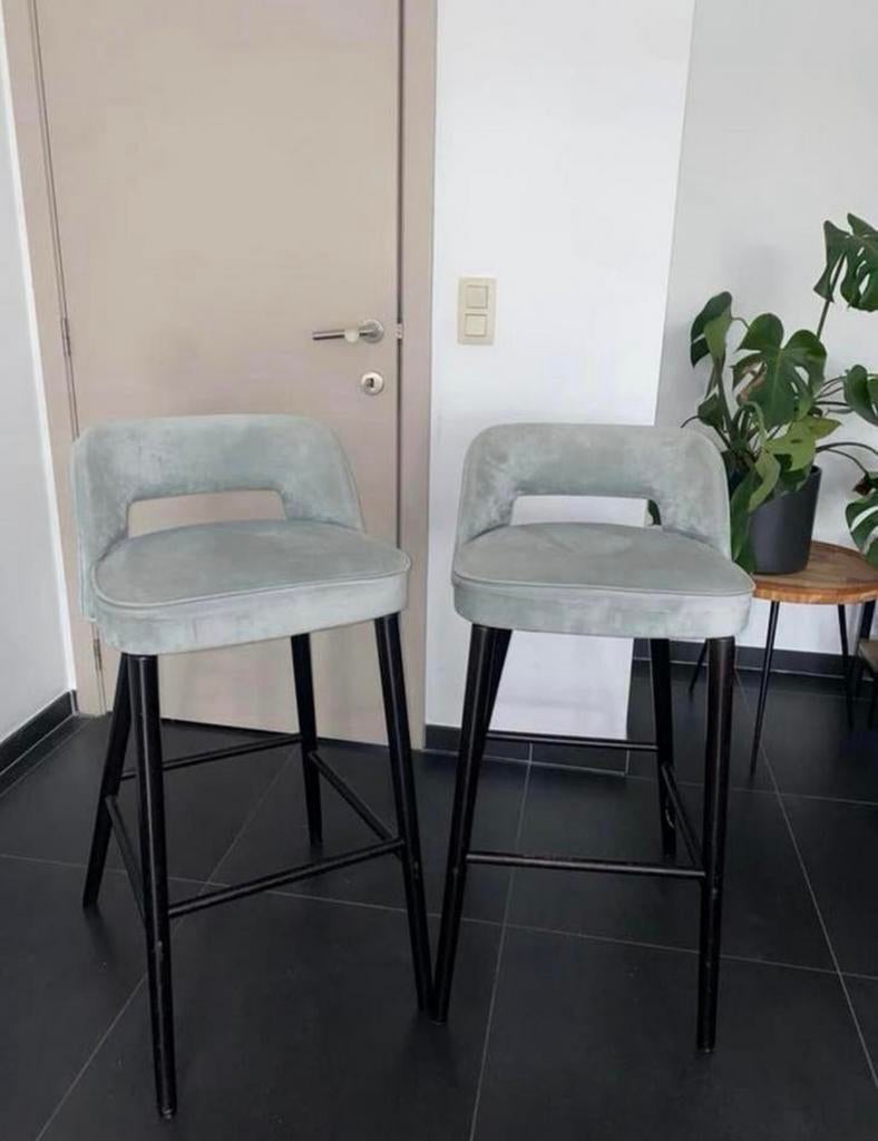 2 Lichtgrijze Suede Barkrukken barstoelen met Houten Poten, Ophalen, Gebruikt