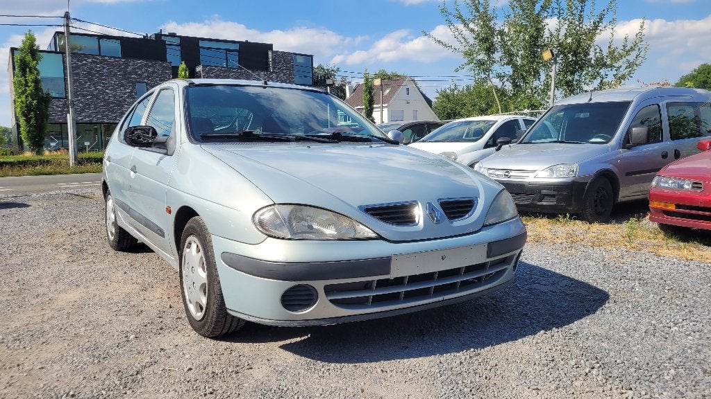 renault megane 1.6i AUTOMAAT TREKHAAK !! EERST LEZEN !!, Stof, 1600 cc, Bedrijf, Zilver of Grijs