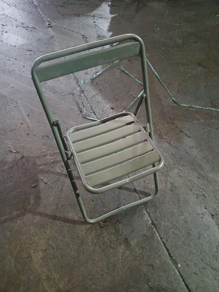 Chaises métal de l armée française, Envoi