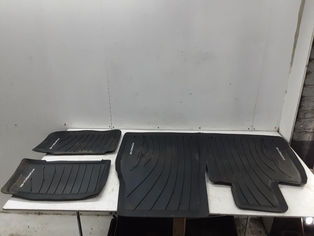 JEU DE TAPIS Porsche Taycan (Y1A) (01-2019/12-2023), Utilisé, Rue de l'Espoir 34 34
4030  GRIVEGNÉE, BE, Info@Collignon.be, Mevr. I. Hauben