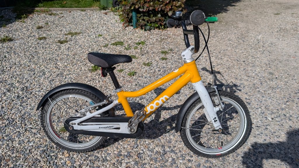 Woom 2 kinderfiets 14 inch – geel – spatborden + standaard, Enfants & Bébés, Enfants & Bébés Autre, Enlèvement, Utilisé