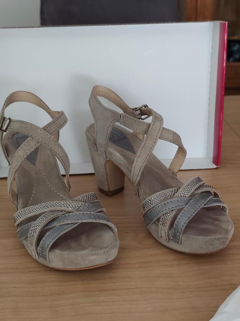 Jolies sandales en daim taupe, gris et strass, pointure 36, Vêtements | Femmes, Gris, Chaussures à haut talons, Enlèvement, Porté