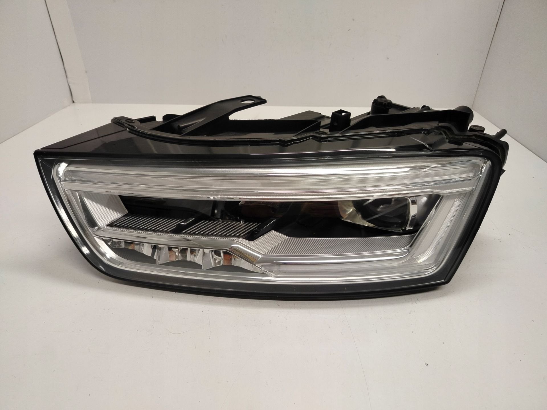 Phare gauche Audi Q3 8U0941033, Autos : Pièces & Accessoires, AUDI AG, Auto-Union-Strasse 1
85045  Ingolstadt, DE, Audi, Utilisé