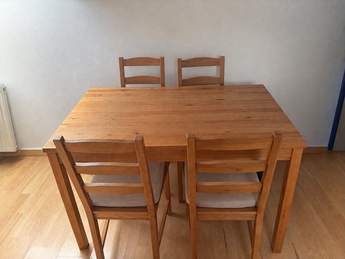 Table à manger et 4 chaises ikea vernis effet anc pin, Enlèvement, Comme neuf, 4 à 6 chaises