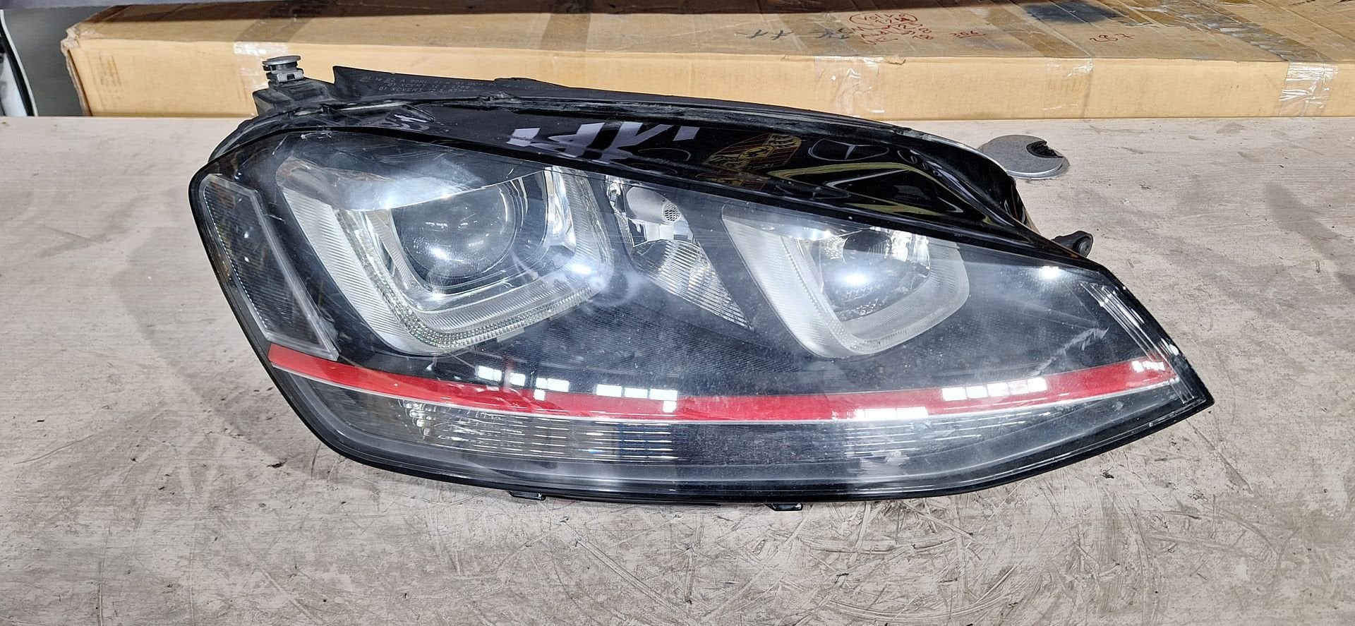 VW Golf 7 GTI Koplamp Rechts Bi-Xenon Rood 5G1941752A Origin, Gebruikt, -, -, Ophalen of Verzenden