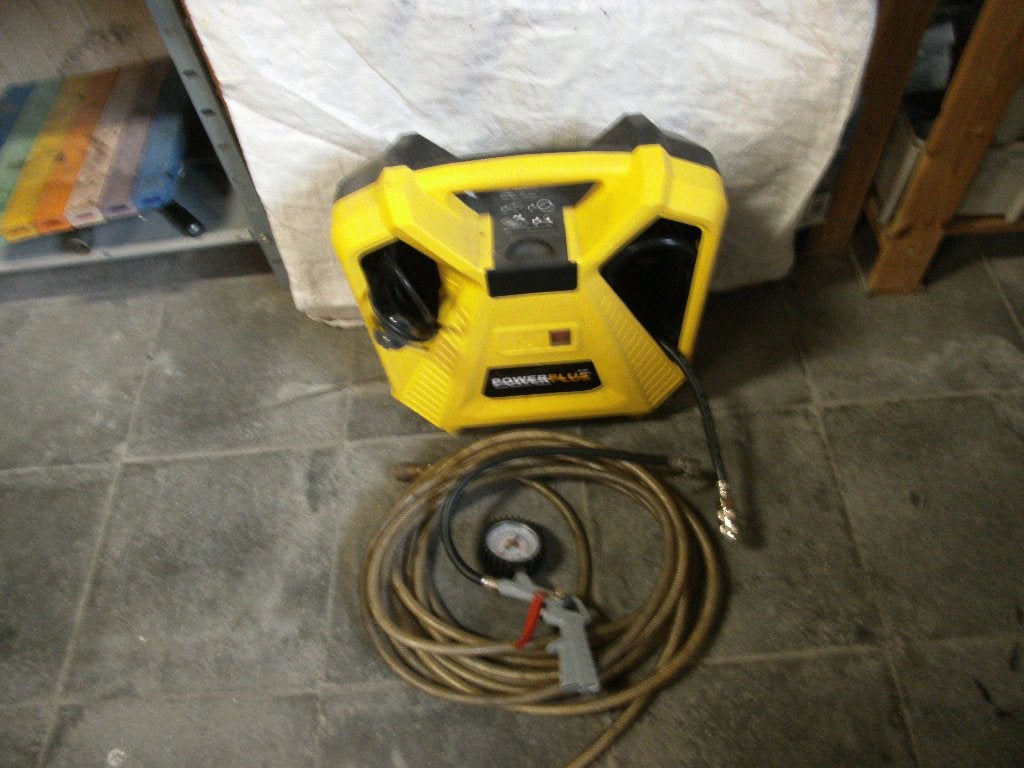 compressor, Doe-het-zelf en Bouw, Ophalen, Zo goed als nieuw, 200 tot 400 liter/min, Minder dan 25 liter