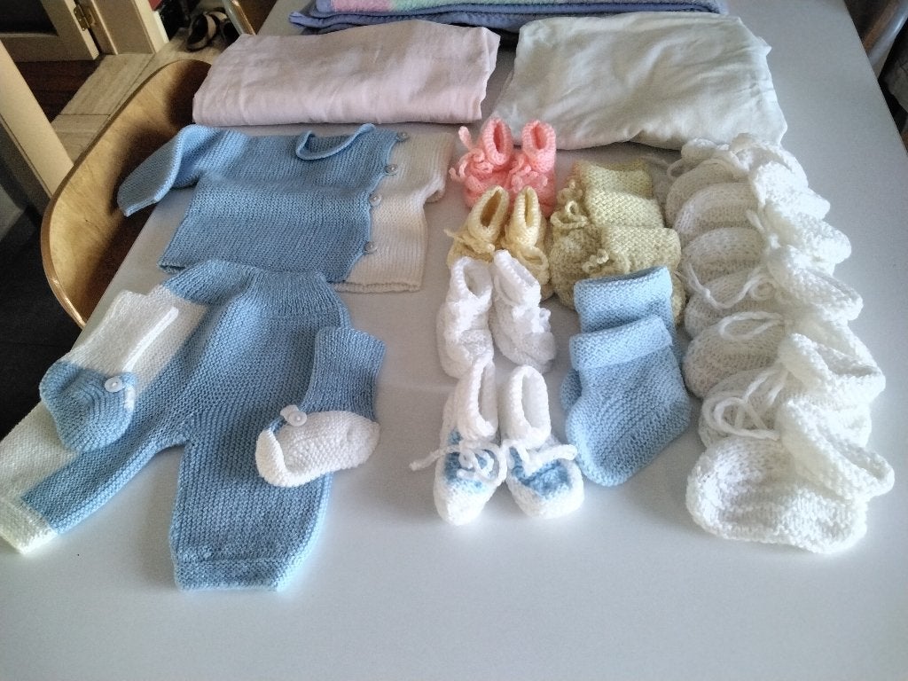Courtelle set van gebreide babybedjes, Kinderen en Baby's, Babykleding | Baby-kledingpakketten, Zo goed als nieuw, Ophalen of Verzenden
