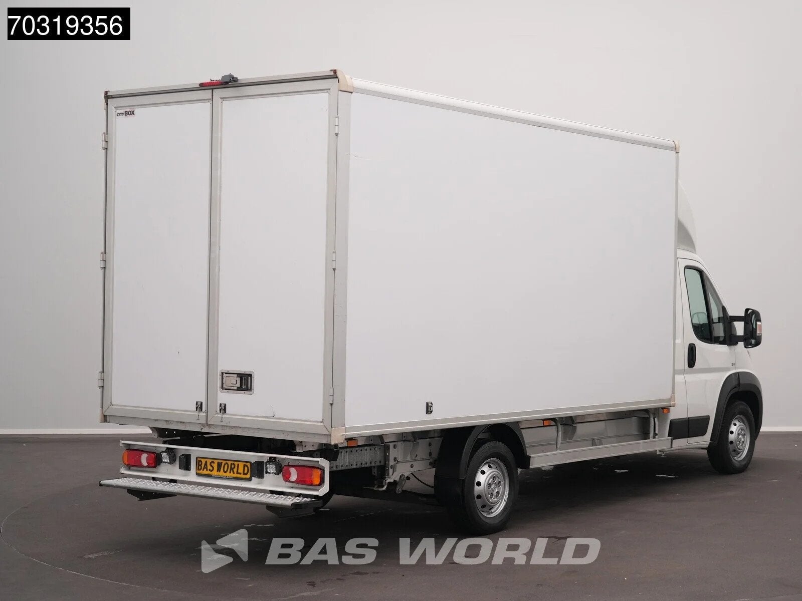 Peugeot Boxer 140PK Bakwagen Achterdeuren 140PK Navigatie Ca, Auto's, 2590 kg, Stof, Gebruikt, Euro 6