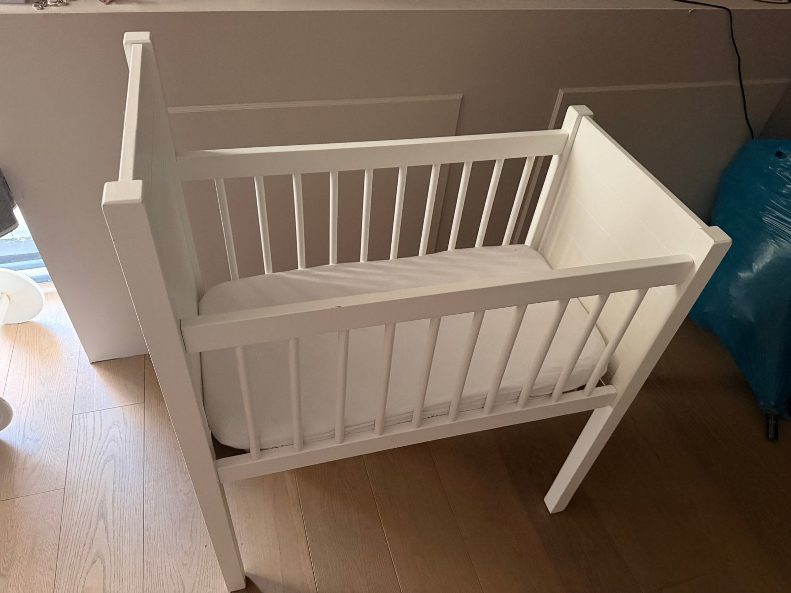 Wit houten wiegje met matrasje, Kinderen en Baby's, Babywiegjes en Ledikanten, Zo goed als nieuw, Ophalen