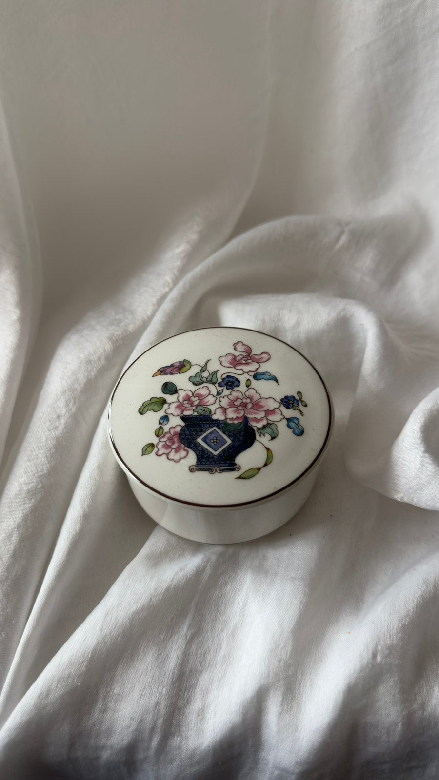 Petite boite ancienne en porcelaine Villeroy & Boch fleurs, Enlèvement ou Envoi