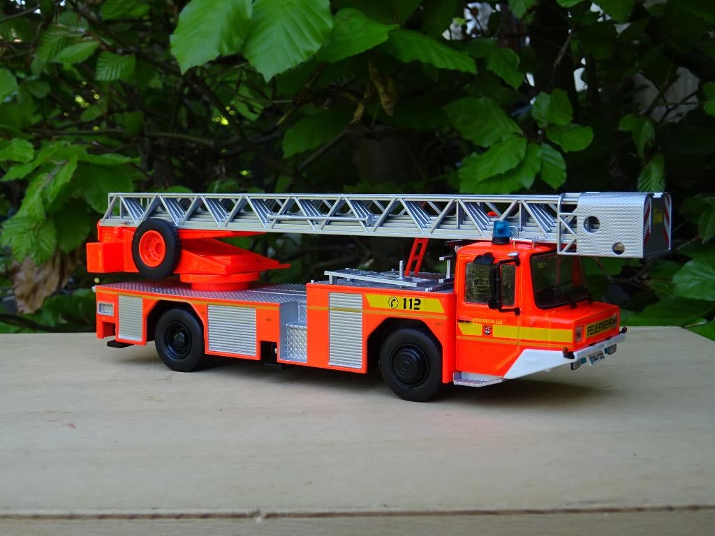 Camion de pompiers Iveco Magirus DLK 23-12 - 1/43, Hobby & Loisirs créatifs, Enlèvement ou Envoi, Comme neuf, Bus ou Camion
