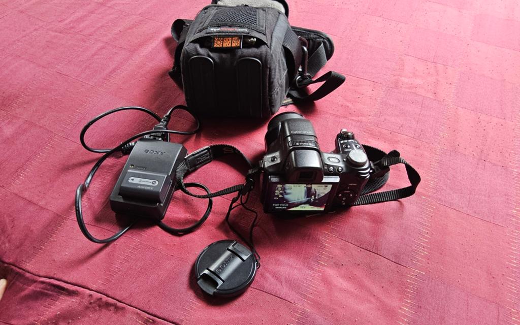 Appareil photo numérique Sony Cybershot avec accessoires, 2, Enlèvement ou Envoi