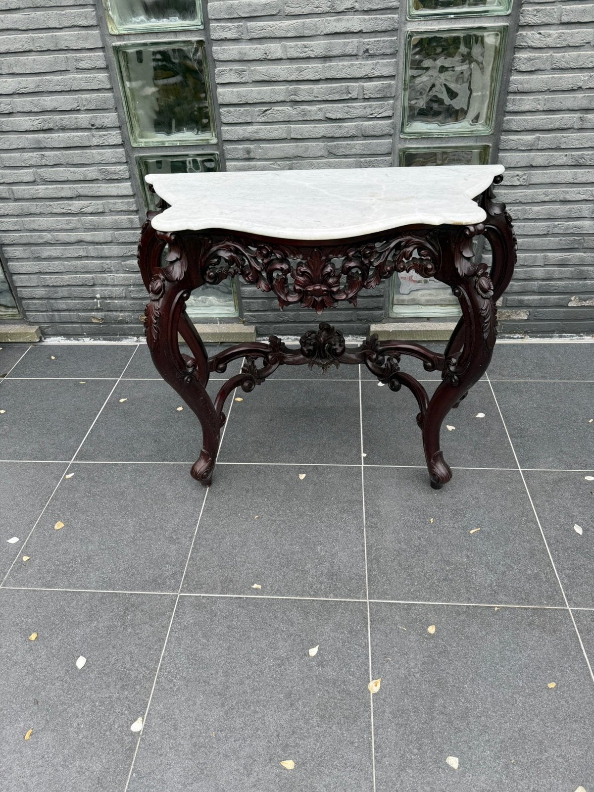 Victoriaanse stijl mahonie tafel met witte marmeren top, Ophalen