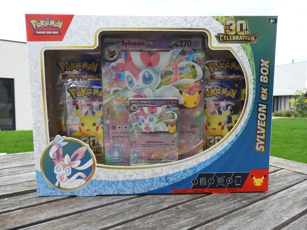 Pokemon 30th Cellebration Sylveon EX box (SEALED), Hobby en Vrije tijd, Ophalen of Verzenden, Nieuw, Boosterbox, Foil