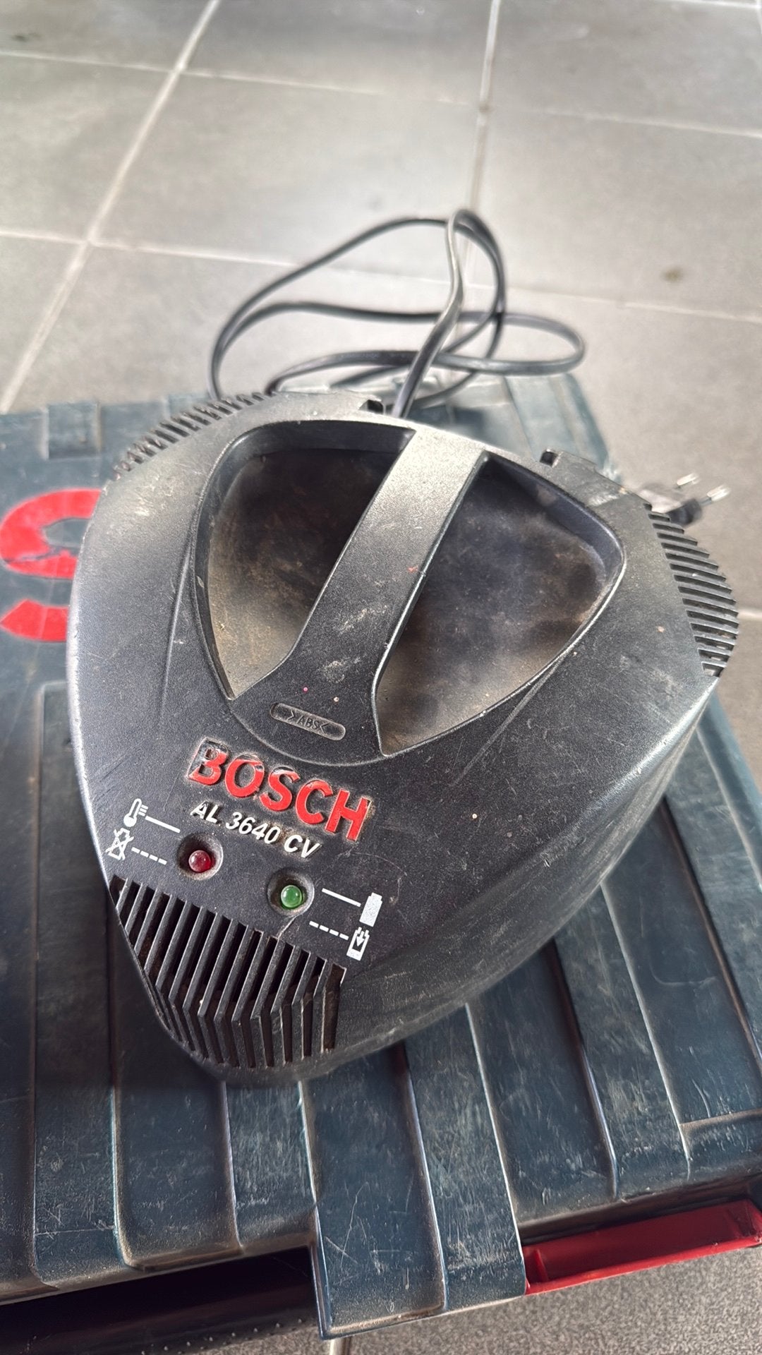 Bosch batterijlader en 2 batterijen 36V, Bricolage & Construction, Outillage | Foreuses, Enlèvement, Utilisé, Foreuse et Perceuse