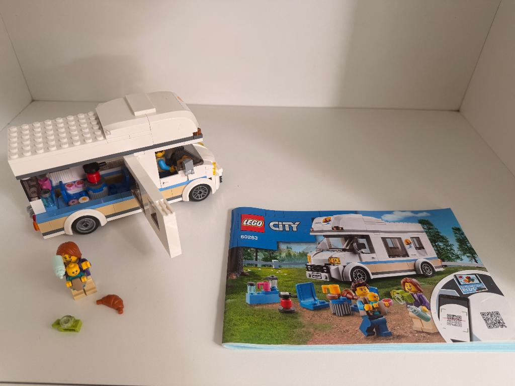 LEGO City Set - Holiday Camper Van (60283), Enfants & Bébés, Jouets | Duplo & Lego, Comme neuf, Lego, Ensemble complet, Complet