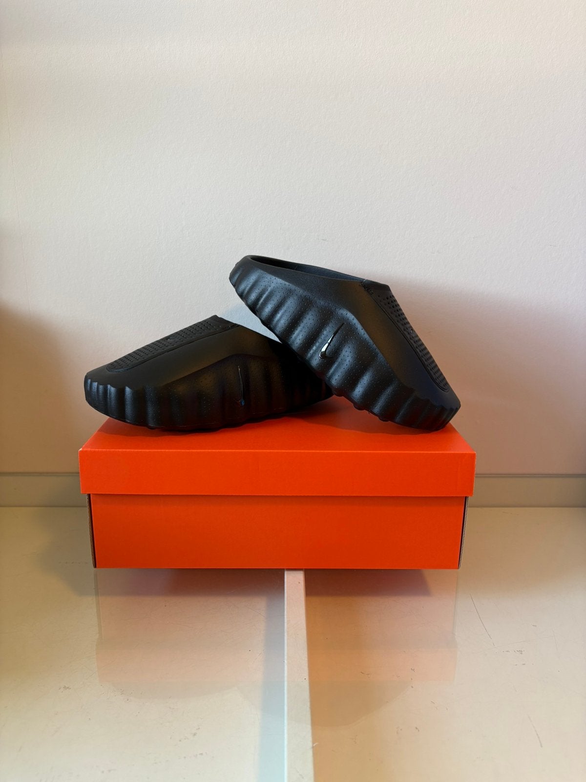 Nike Mind 001 “ Triple Black “ Maat 44, Vêtements | Hommes, Neuf, Chaussons, Enlèvement ou Envoi, Noir