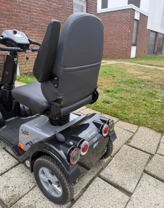 De ROLLS ROYS naam onder de Scootmobiels de solo4 comfort, Ophalen, Life and Mobility, 16 t/m 25 km, Zo goed als nieuw