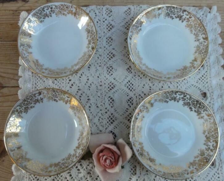 4 Franse lage porseleinen schaaltjes, goud kleurige sierrand, -, Comme neuf, Autres styles, Porcelaine