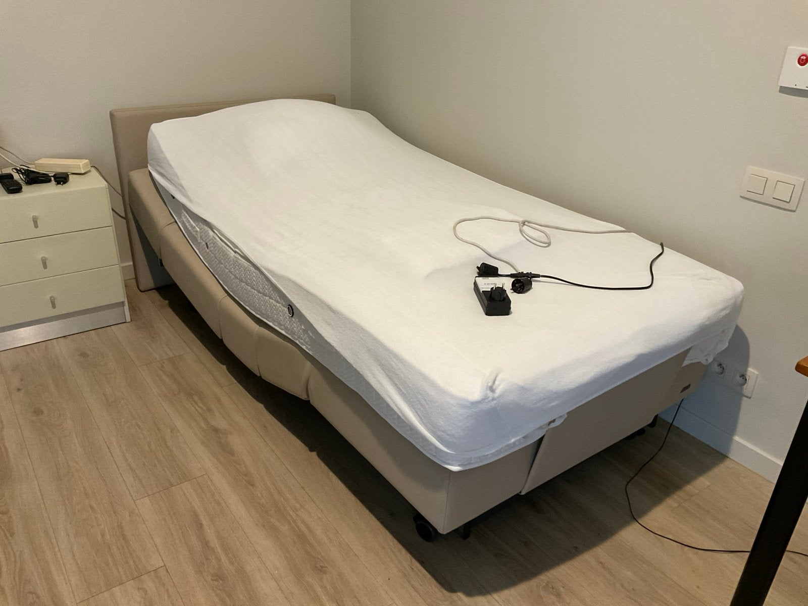 Lit médicalisé électrique beige élégant, Maison & Meubles, 100 cm, Beige, Une personne, Enlèvement