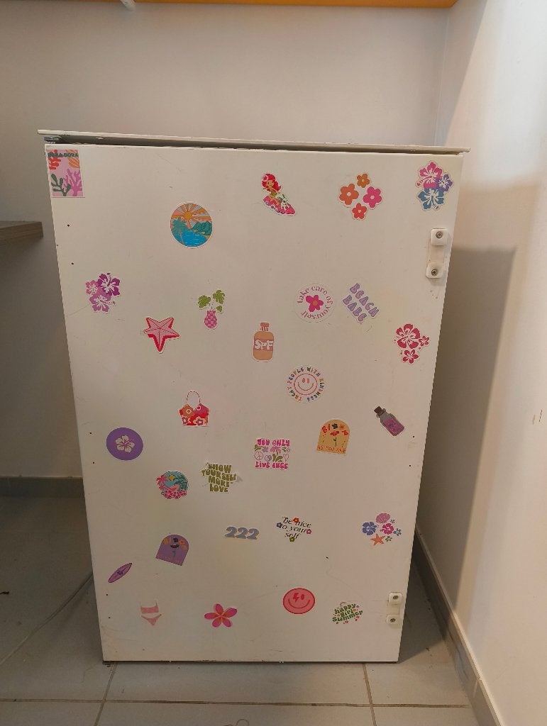 Kleine frigo met stickers, Elektronische apparatuur, Koelkasten en IJskasten, 100 tot 150 liter, Ophalen, Gebruikt, Met vriesvak