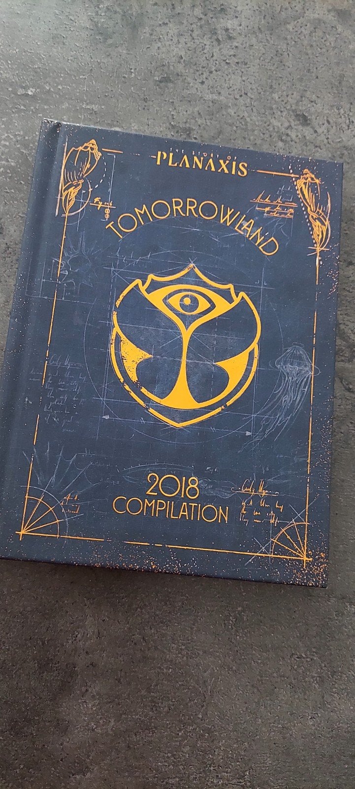 Tomorrowland boekje met 3 cd's, Enlèvement