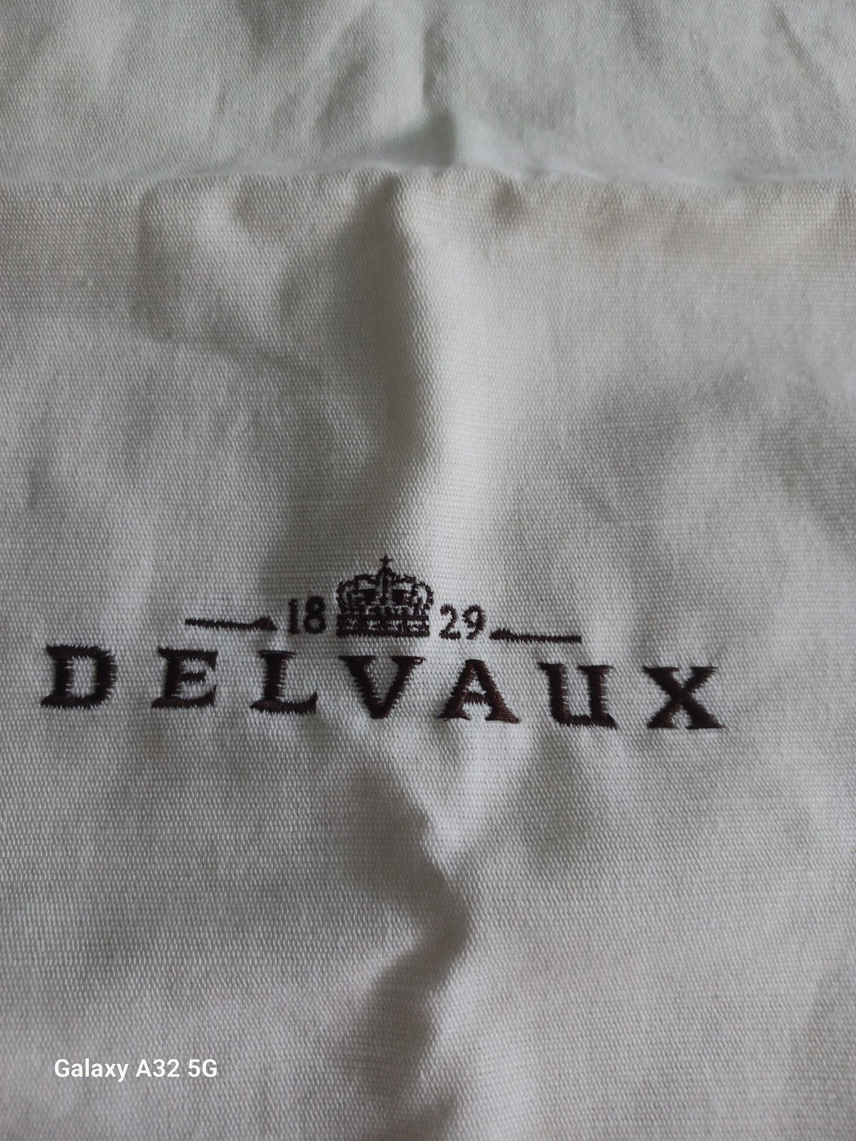 DELVAUX Housse brodée siglée, Envoi