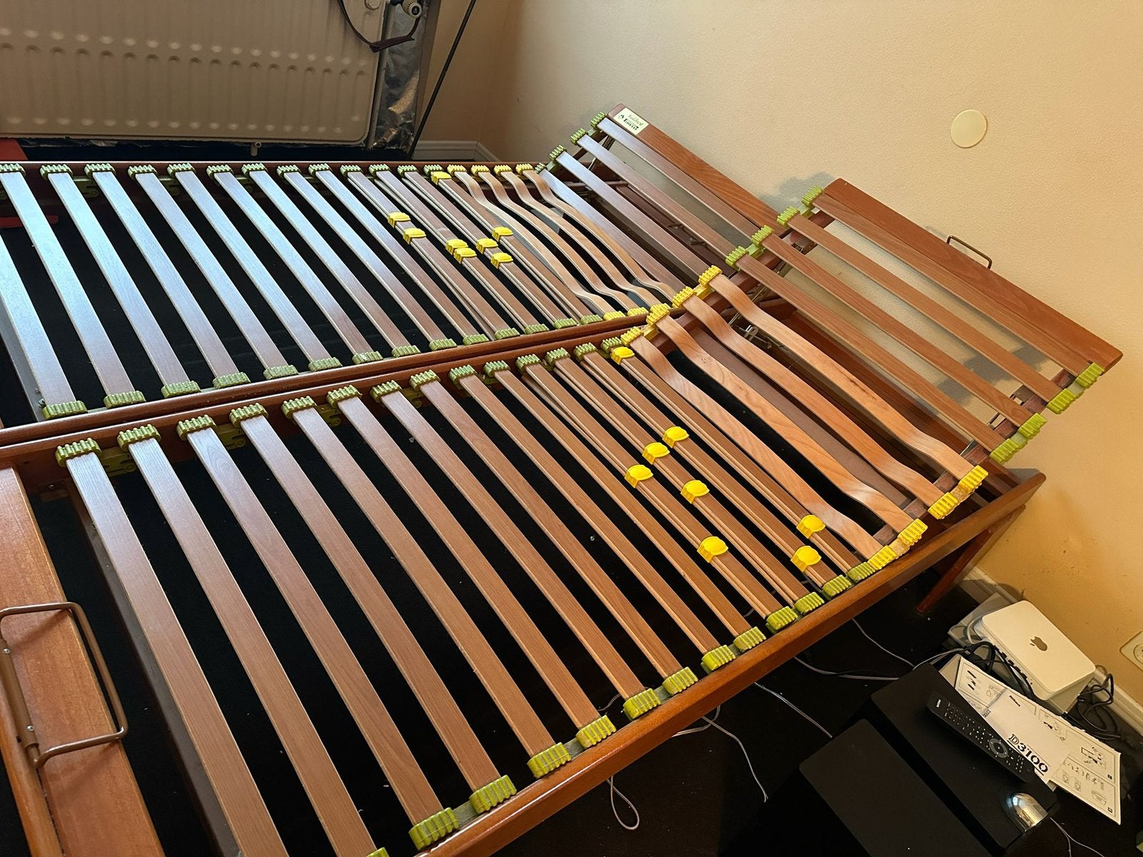 Lit bois 2pers avec sommiers réglables PIRELLI goldnest, Maison & Meubles, Chambre à coucher | Matelas & Sommiers, Utilisé, Sommier
