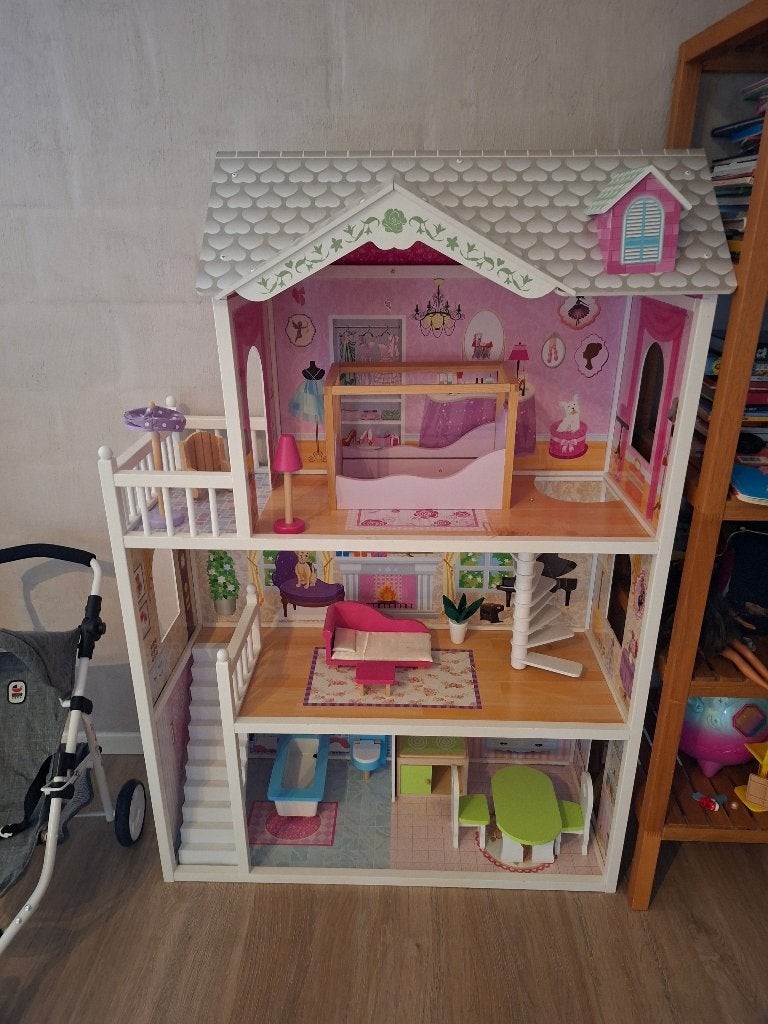 Barbiepoppenhuis met meubeltjes te koop (in hout), Ophalen, Zo goed als nieuw, Poppenhuis